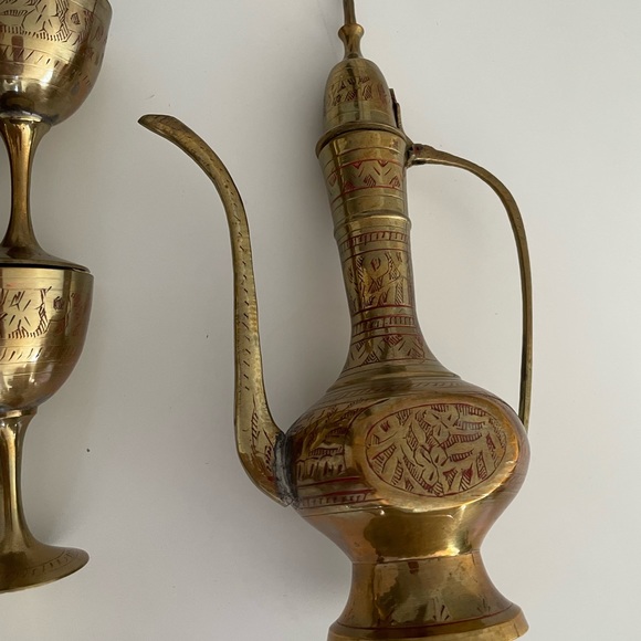 VINTAGE BRASS HAND ETCHED GENIE OIL BOTTLE/PITCHER & 6 CUPS MADE IN INDIA - Picture 2 of 7